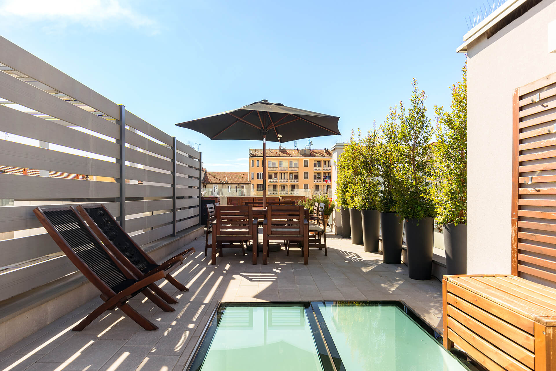 Un attico con piscina e terrazzi distribuiti